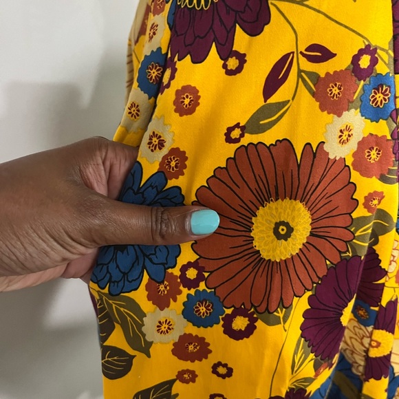 Yellow flowered women’s dress. Size Small. Stretchy. Has pockets. - Picture 3 of 4